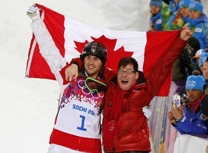 Il canadese Bilodeau vince nel freestyle e festeggia col fratello con la sindrome di down. Reuters 